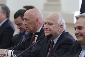 Mauricio Garín El gobernador y funcionarios del Ejecutivo recibieron a legisladores de diferentes bancadas en el Salón Blanco. Sólo los referentes de Cambiemos no respondieron a la invitación.
