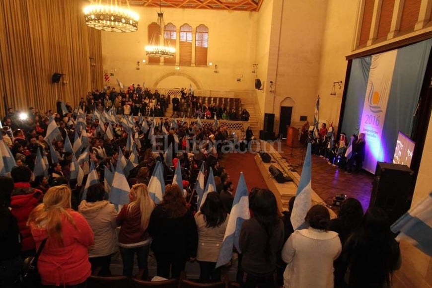 ELLITORAL_155915 |  Guillermo Di Salvatore Celeste y blanco. Los Sin Techo colmaron el Paraninfo con banderas patrias para jurar la Independencia, como en 1816.