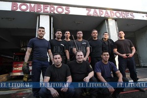 ELLITORAL_225782 |  Pablo Aguirre Los bomberos zapadores frente a la sede de la Agrupación -en calle 9 de Julio-.