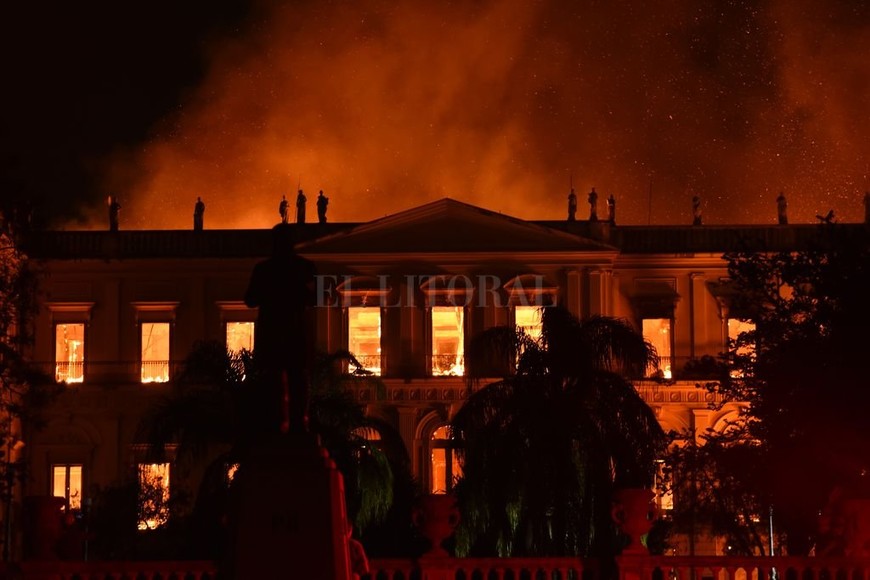 ELLITORAL_221647 |  dpa Se incendió el Museo Nacional de Brasil.