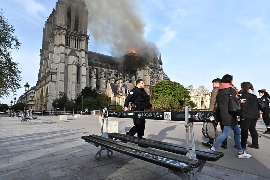 ELLITORAL_244253 |  DPA (190415) -- PARIS, 15 abril, 2019 (Xinhua) -- Imagen proveída por ZUMAPRESS, de personas observando un incendio registrado en la catedral de Notre Dame, en París, Francia, el 15 de abril de 2019. Un incendio se registró el lunes en la famosa catedral de Notre Dame en París, informaron medios franceses. (Xinhua/TASS/Stoyan Vassev/ZUMAPRESS) (au) (ah) ***DERECHOS DE USO UNICAMENTE PARA NORTE Y SUDAMERICA*** ***MAXIMA CALIDAD DE ORIGEN***