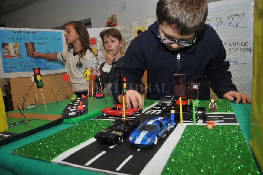 ELLITORAL_222522 |  Flavio Raina La feria de ciencias nos parece interesante porque cada año desde el jardín cambiamos de tema, y podemos aprender más. Y es más divertido que el aula , consideran los chicos.