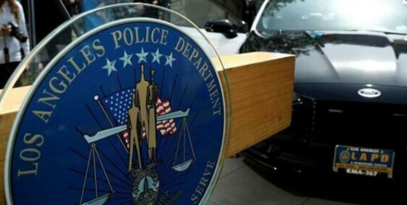 Arrestan a policía de Los Ángeles acusado de tocar los senos a una mujer muerta