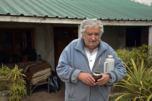 ELLITORAL_260569 |  Mario GOLDMAN Télam, Montevideo Uruguay, 28/06/2013El presidente uruguayo, José Mujica, aseguró que defiende "a muerte la relación de Uruguay con Argentina" y resaltó la necesidad de "fortalecer" el Mercosur, "pero teniendo en cuenta que un proceso de integración es mucho más que relaciones comerciales", a la vez que aseguró en diálogo exclusivo con Télam que su país sólo será "observador" en la Alianza del Pacífico. Foto: Mario Goldman/AFP/Télam/dsl
