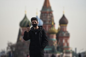 ELLITORAL_293038 |  Agencia Xinhua En Moscú, un hombre usa mascarilla. El común denominador en todo el mundo es la incertidumbre. El miedo es general.
