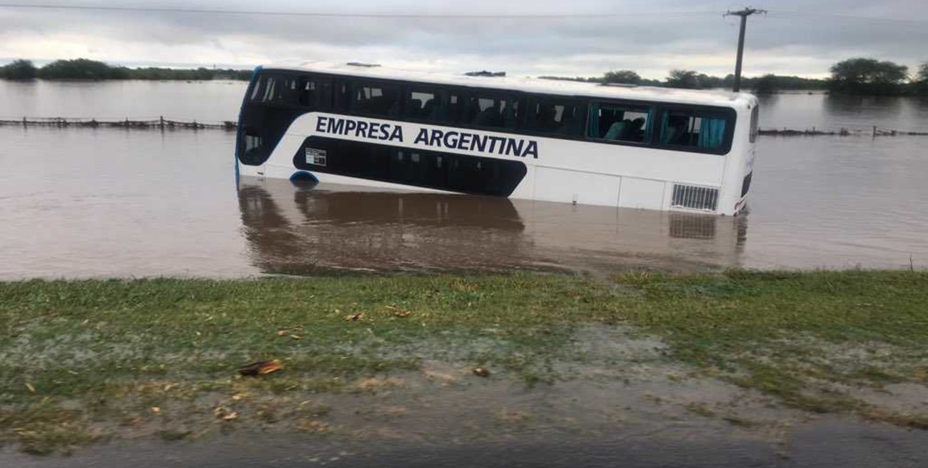 Dramático rescate en la autopista Rosario-Buenos Aires