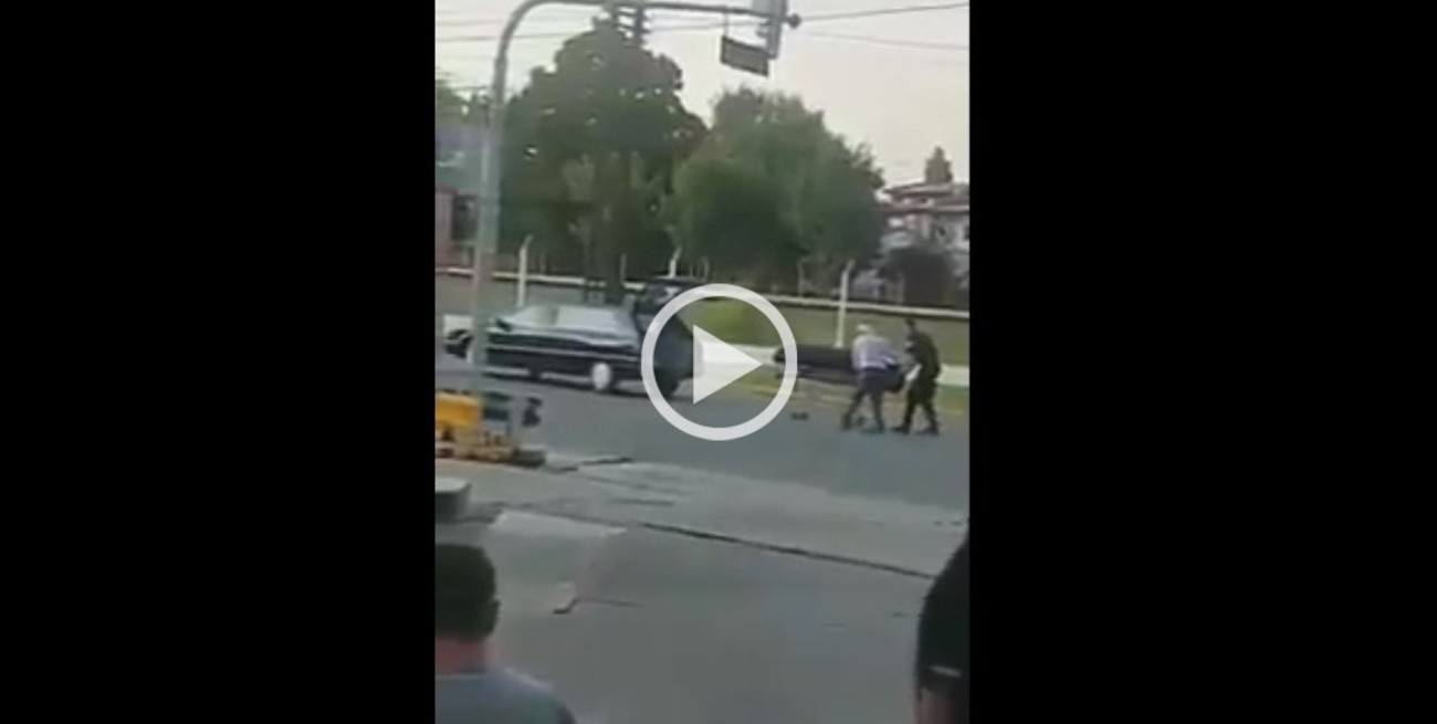 Video: Un coche fúnebre perdió un cuerpo en plena calle