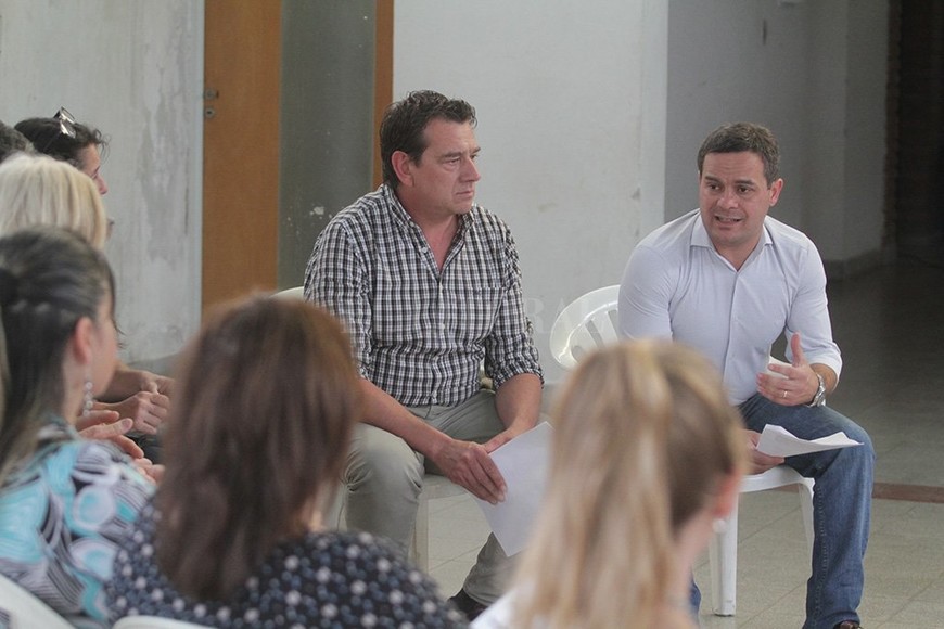 ELLITORAL_197787 |  Pablo Aguirre. Los autores del proyecto, los concejales frentistas González y Ponce, les presentaron el proyecto a los vecinos de la zona.