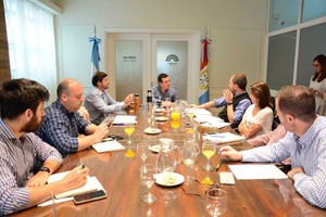 Prensa Concejo Municipal Barrio Candioti. Varios concejales junto al secretario de Control y su equipo estuvieron dialogando acerca de algunos inconvenientes que continúan presentándose en una zona que crece cada vez más.