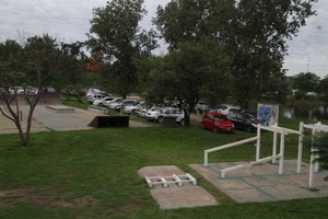 ELLITORAL_211505 |  Guillermo Di Salvatore Skate Park. En el extremo norte del lago del Parque del Sur se improvisó una playa de estacionamiento, que invade el espacio verde.