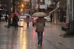 ELLITORAL_210000 |  Guillermo Di Salvatore Ciudad de paraguas. Las precipitaciones comenzaron el jueves y acumularon algo más de 40 milímetros en el centro de Santa Fe