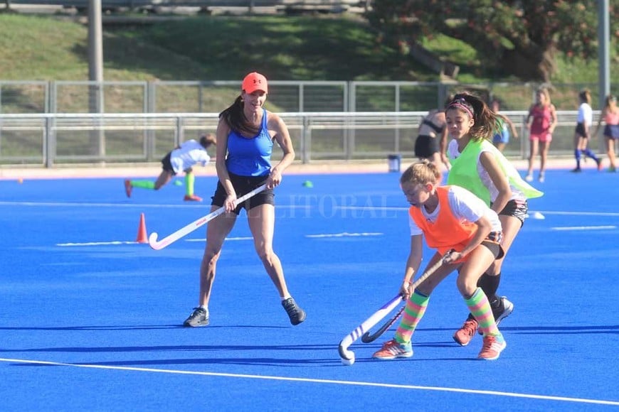 ELLITORAL_229452 | Pablo Aguirre En acción. Luciana junto a algunas de las participantes de su campus.