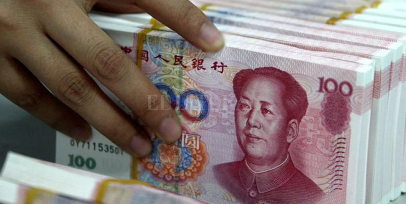China llama a la calma y frena la caída del yuan 