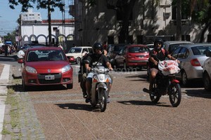Flavio Raina Llegada. Los vecinos de la Costa se movilizaron en Casa de Gobierno para que se escuchen sus problemas. Piden abrir una mesa de trabajo vinculante.