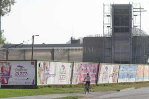 ELLITORAL_266210 |  Pablo Aguirre La inversión privada permitirá la extensión de la red cloacal y de agua potable -a ejecutar en dos etapas-, incluyendo impulsión, bombeo y tendido de cañerías. El sector portuario, en plena transformación.