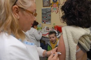 ELLITORAL_226286 |  Archivo El Litoral En octubre comenzó una campaña en la Argentina para reforzar la inmunización contra la enfermedad entre los chicos que tienen 1 y 5 años. Se estima que en Santa Fe se vacunarán unos 200.000 niños.