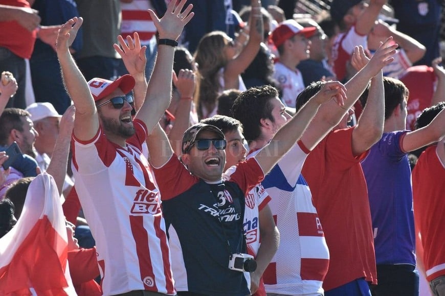 ELLITORAL_273570 |  Mauricio Garín La gente siempre está. A pesar de ser un día laborable, seguramente el marco del 15 de Abril será imponente para despedir este 2019, que en la parte final de la temporada dejó la gran alegría de ganar un clásico con gol de Mazzola. De cara a lo que viene, con la triple competencia a la vista (jugará Superliga, Copa Argentina y la Sudamericana 2020), sin dudas que Madelón necesitará refuerzos de jerarquía.