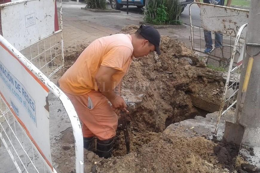 ELLITORAL_279704 |  Prensa ASSA Reparación realizada por Assa en la esquina de Urquiza y Mariano Comas.
