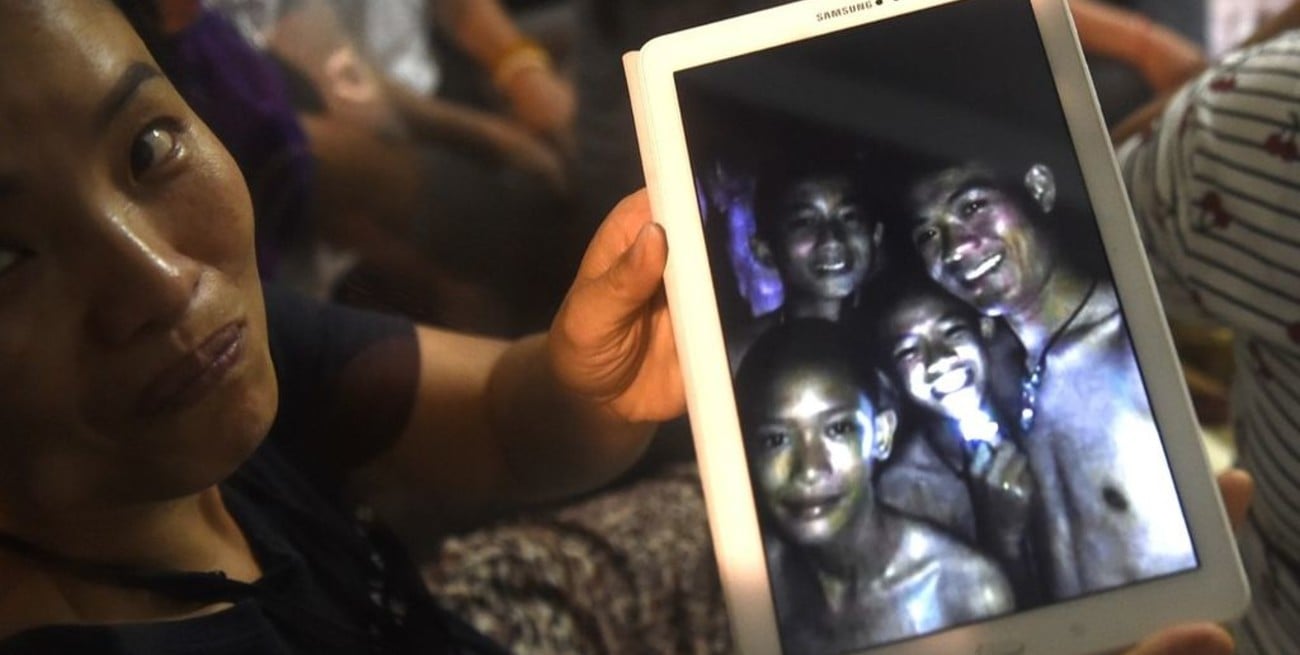 Encontraron con vida a los jóvenes desaparecidos en una cueva de Tailandia 