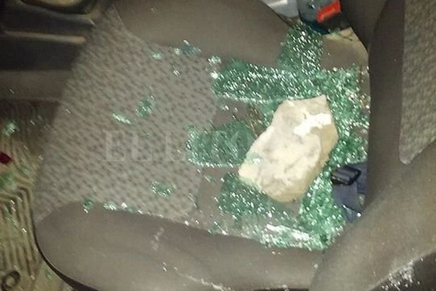 ELLITORAL_183999 |  Facebook Las amenazas y las agresiones comenzaron prácticamente con la convivencia. Con el paso del tiempo, todo empeoró. Ahora Cintia dijo basta.Así quedó el auto de un amigo de la mujer, que fue atacado por la ex pareja de Cintia.