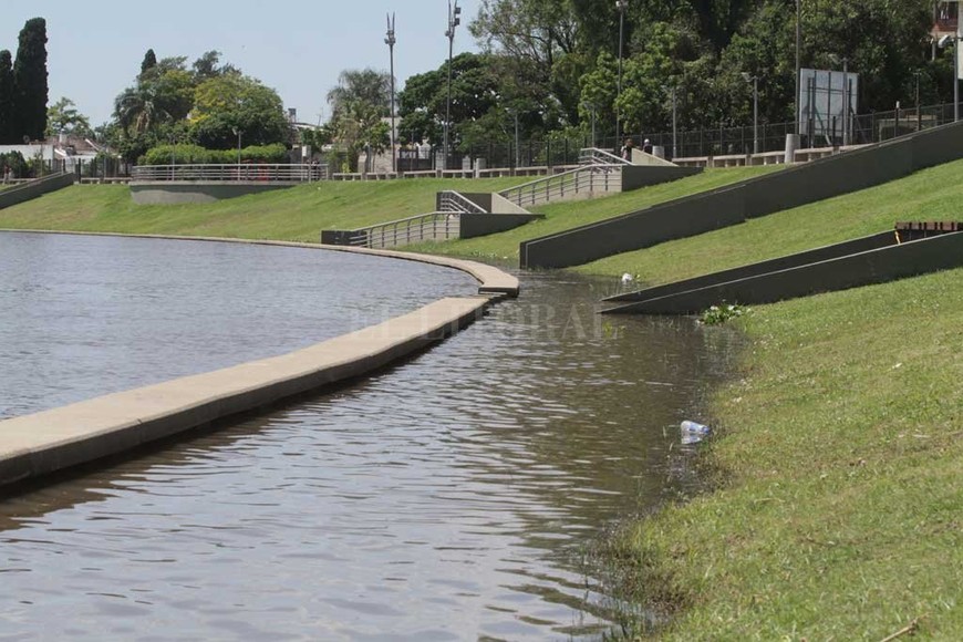 ELLITORAL_231553 |  Mauricio Garín El repunte del río inundó el tramo bajo de la costanera santotomesina.
