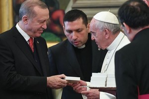 ELLITORAL_202720 |  La Nación El Papa obsequia un símbolo de paz al presidente turco Erdogan.