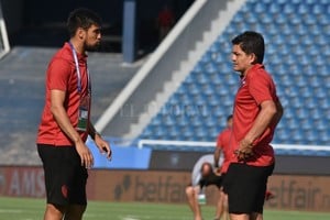 ELLITORAL_280496 |  Archivo El Litoral LA TOMARON LOS GRANDES    Los referentes del plantel del Club Atlético Colón, entre ellos  Chelo  Estigarribia y  Pulga  Rodríguez, tomaron la decisión de reclamar los incumplimientos mediante esta medida que es abandonar la concentración en el propio predio sabalero. En principio se van a sus domicilios y se juntan para jugar el amistoso del sábado ante Newell?s.