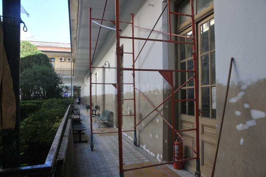 ELLITORAL_183230 |  Flavio Raina Puertas adentro. Esta semana también comenzó la pintura de las galerías interiores, en el patio principal donde se proyecta construir una sala de espera.