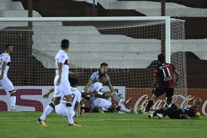 ELLITORAL_237097 |  Ignacio Izaguirre Una puñalada. José Sand termina de impactar la pelota con la punta de su botín derecho y está a punto de convertir el único tanto del encuentro.
