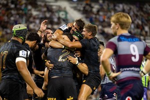 ELLITORAL_286475 |  Prensa Jaguares ¿Podrá repetirse...? Todos abrazan a Julián Montoya, tras apoyar uno de los tres ensayos que vía mauling les marcó el hooker argentino a los australianos de Reds. Ahora, llega un compromiso mucho más exigente.