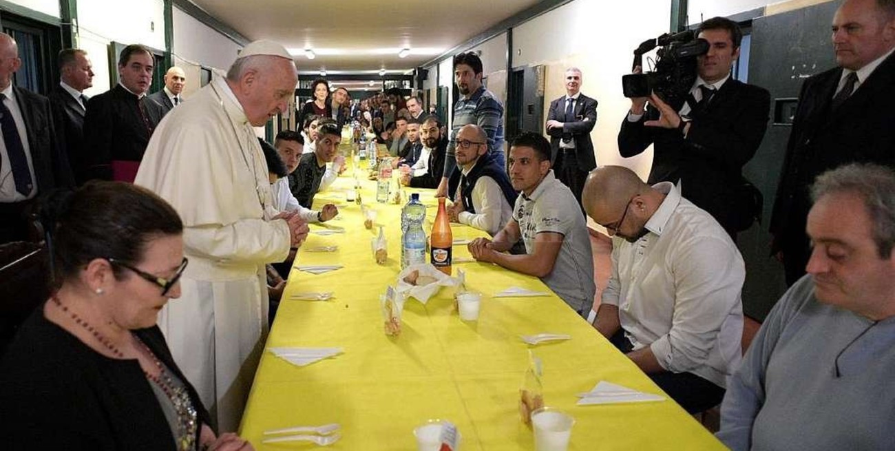 El papa desayunó con una familia musulmana y almorzó con 100 presos