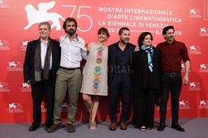 Haddock Films Vanessa Ragone (segunda de derecha a izquierda) junto al director, los actores y los productores de la película durante la presentación en Venecia del film que se estrenará en la Argentina el próximo 27 de septiembre.