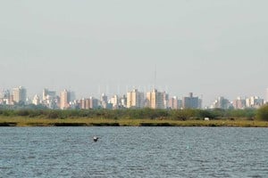 ELLITORAL_235678 |  Flavio Raina. a ciudad, desde el Salado. En el área metropolitana de Santa Fe, el río está alto pero sin afectar a los vecinos de La Tablada, que son los primeros que se inundan cuando hay crecida.