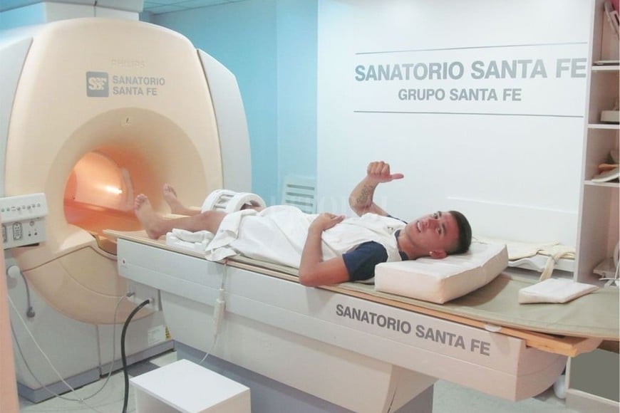 ELLITORAL_201558 |   Escobar, realizando la revisión médica que superó con éxito.