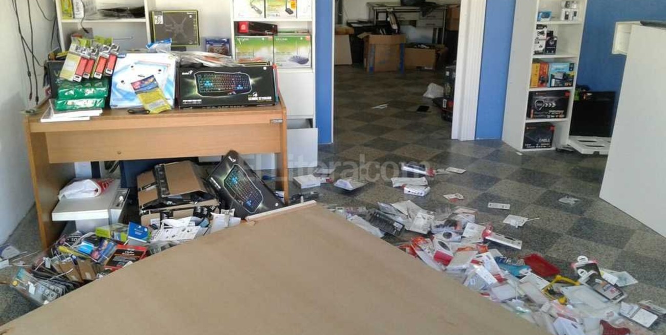 Destrozos y robos en una casa de computación de Guadalupe
