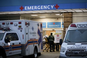 Xinhua (200329) -- NUEVA YORK, 29 marzo, 2020 (Xinhua) -- Imagen del 28 de marzo de 2020 de un paciente siendo transferido al Centro Médico Maimonides en Brooklyn, Nueva York, Estados Unidos. Los casos confirmados en Estados Unidos han superado los 122.000 a partir del sábado por la noche, frente a los 101.600 del día anterior, con informes de más de 2.000 muertes, según el recuento del Centro de Ciencia e Ingeniería de Sistemas de la Universidad Johns Hopkins. (Xinhua/Michael Nagle) (ah) (da)