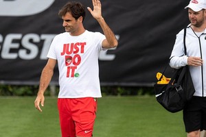Internet Federer ya entrena en el césped alemán.