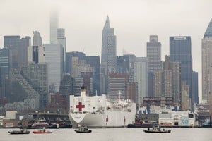 Agencia Xinhua El barco de la Armada estadounidense con 1.000 camas de hospital llegó a la ciudad de Nueva York para ayudar al abrumado sistema hospitalario de la ciudad en medio de la pandemia de COVID-19.