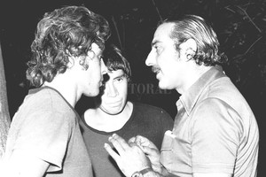 ELLITORAL_259601 |  Archivo El Litoral Fútbol puro... El Gitano Juárez les explica algo a Cococho y Carlitos López. Cualquier cosa menos qué es lo que podían hacer con esas zurdas privilegiadas que ubicaban a Colón, en ese 1975, como uno de los equipos que mejor jugaba en el país.