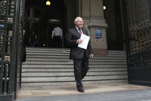 ELLITORAL_230990 |  Gentileza Gobierno de Santa Fe Esperamos que en un plazo perentorio, la Corte intime a la Nación a que pague , dijo Miguel Lifschitz tras dejar el escrito en el máximo tribunal.