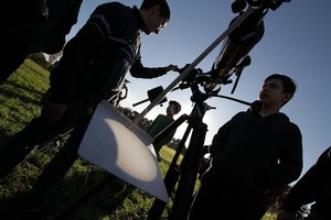 Pablo Aguirre A través de un telescopio especial, el sol se proyectaba en una pantalla blanca, mientras la luna se lo iba comiendo . Gran concurrencia de público para ver el fenómeno en el Parque Federal.
