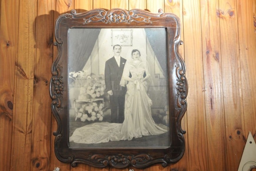 ELLITORAL_207996 |  Flavio Raina RECUERDO. Foto del casamiento de Vicenta y Ricardo, en 1949. El marco del cuadro lo hizo el ebanista Leonardo Guccione, padre de Vicenta.