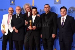 ELLITORAL_234592 |  Gentileza Clarín Rami Malek, encargado de interpretar a Mercury, celebrando junto a los productores y los ex Queen Brian May y Roger Taylor.