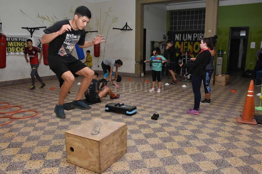 ELLITORAL_250637 |  Luis Cetraro Circuito aeróbico. Durante cada turno de práctica, que se extiende por espacio de una hora, los alumnos llevan adelante una rutina similar a la de cualquier gimnasio de boxeo.