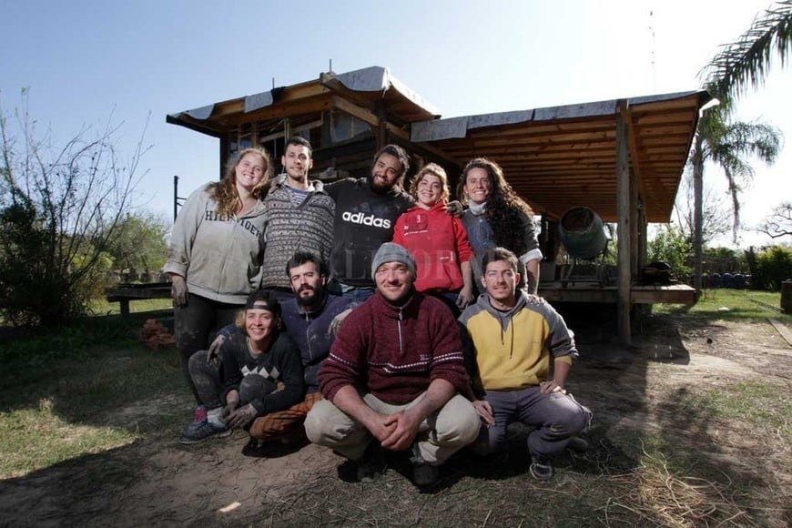 ELLITORAL_261537 | Pablo Aguirre Arquitecta, parte del equipo de trabajo y voluntarios, frente a la obra.