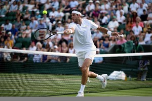 ELLITORAL_216530 |  dpa Argentinian Juan Martin del Potro returns a ball during his match against French Gilles Simon on day seven of the Wimbledon Championships at the All England Lawn Tennis and Croquet Club in Wimbledon, England, 09 July 2018. Photo: Steven Paston/PA Wire/dpa