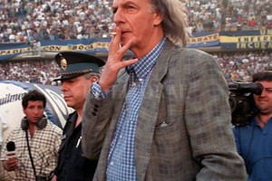 Gentileza La Nación. El fútbol argentino le debe muchísimo a este hombre: César Luis Menotti. Desde su sabiduría y con apenas 35 años de edad, inició un camino diferente. Dejamos de ser los campeones morales para pasar a ser campeones de verdad. y confió mucho en el interior.