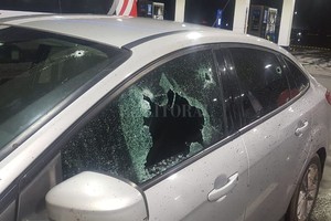 ELLITORAL_261844 |  El Litoral Las huellas de los balazos en el Ford Focus donde viajaba Valdes, dan una idea de la violencia del ataque.