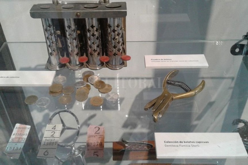 ELLITORAL_237718 |  Gentileza En la foto se ven los monederos de colectivos, monedas antiguas, la pinza  picadora  y boletos con números capicúas. Fue en una muestra de Pecorari sobre la historia de los colectivos durante la última edición de la Noche de los Museos.