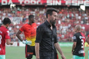 ELLITORAL_198654 |  Pablo Aguirre ¿Buscará otra barbería? A medida que pasan los días y no se llega a un acuerdo final para renovar con Colón, el nombre de Eduardo Domínguez empieza a  sonar  en varios clubes. Algunos medios nacionales lo dan con chances en Independiente de Avellaneda y del otro lado de la Cordillera también le dan un porcentaje para que pueda ser considerado en la poderosa Universidad Católica de Chile.